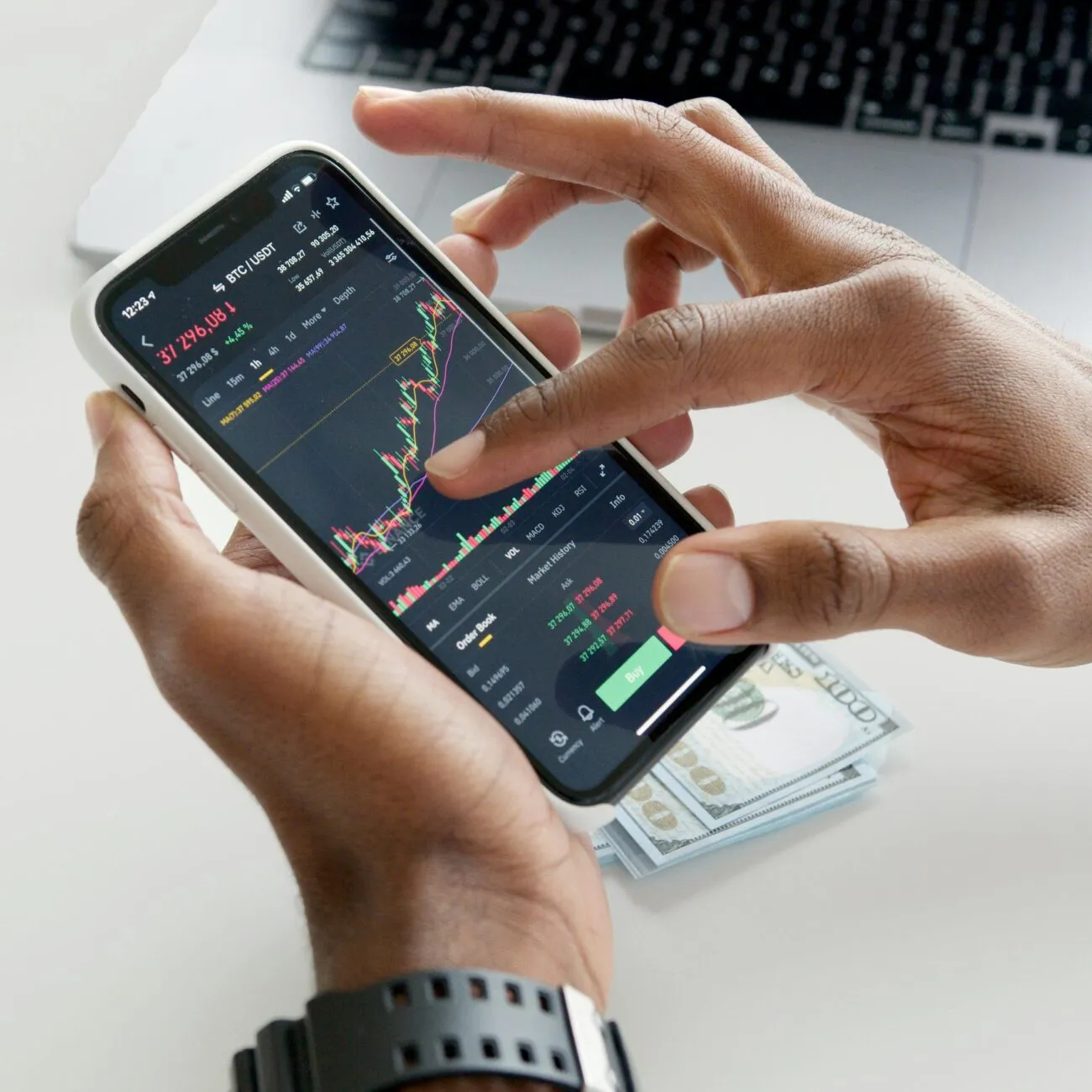 Osoba korzystająca z aplikacji mobilnej na smartfonie